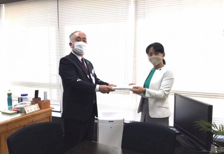 岡山県の鍵本教育長へアンケート結果を報告